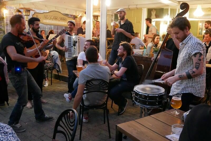 Où sortir à Lisieux ? Incontournable bar à vin avec grande cour.