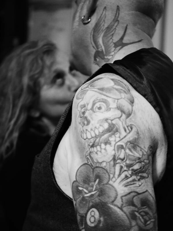 Tatouage tête de mort sur un bras