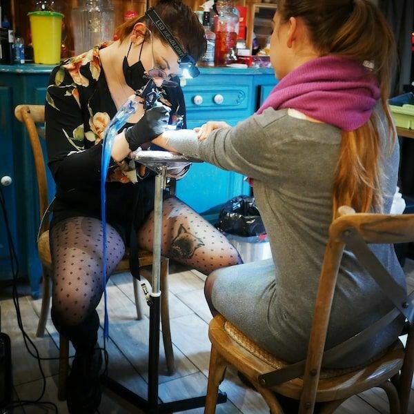 Tatouage dans un bar