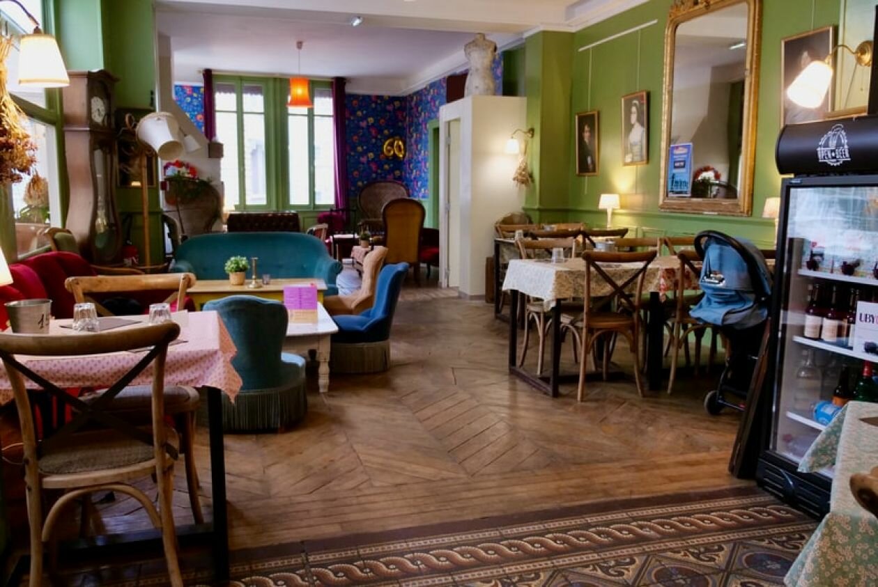 Lisieux : où sortir ? Les Sœurs Pinard : bar à la décoration vintage, terrasse couverte