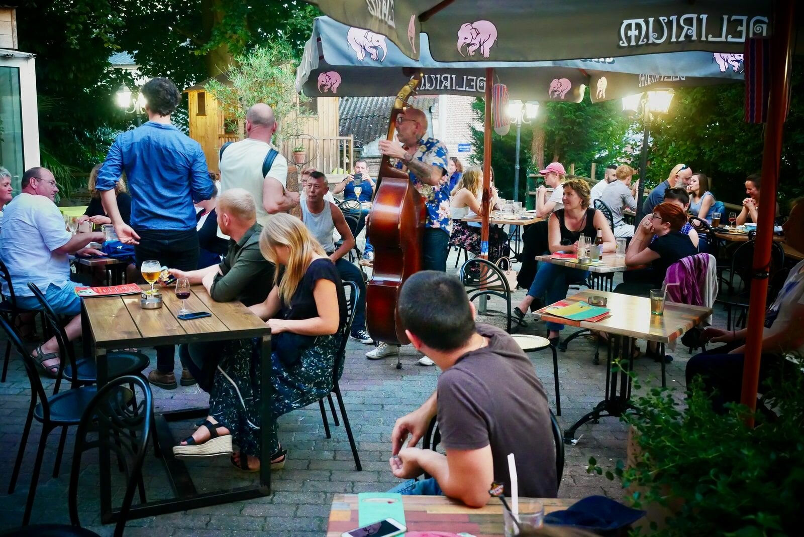 Bar avec grande cour arborée, tonnelle pour les fumeurs. Apéro-concert gratuit.